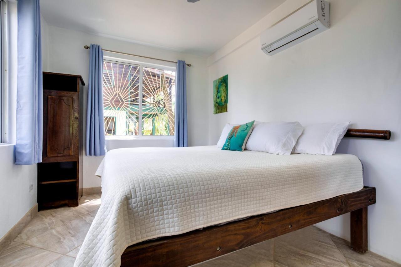 Driftwood Gardens Guesthouse Placencia Exteriör bild
