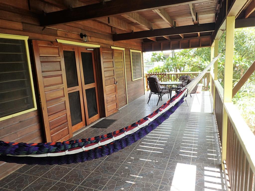 Driftwood Gardens Guesthouse Placencia Exteriör bild